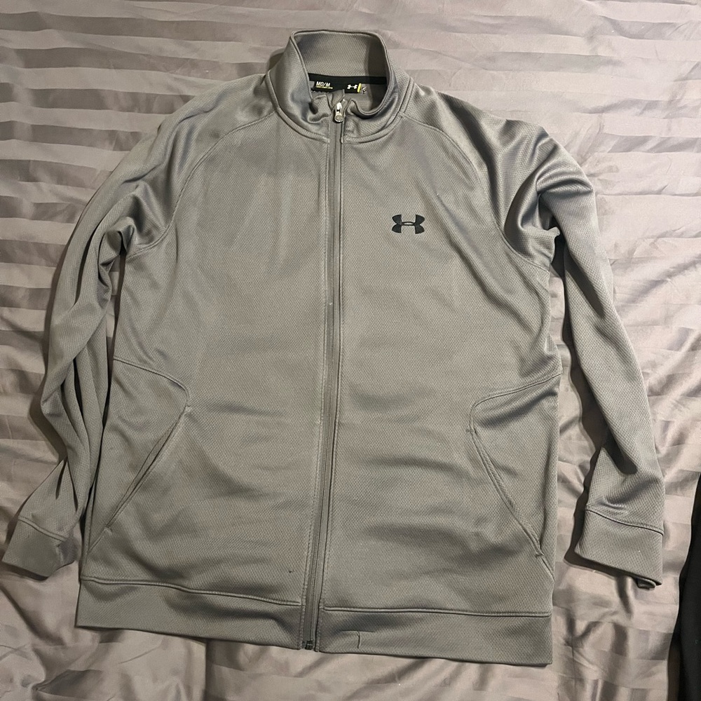 Under Armour loose coupe lache jacket.